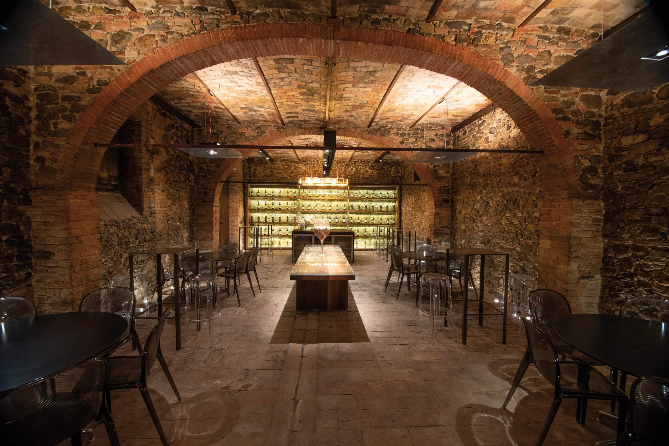 cantina-storica-blasi-sala-degustazione-scaled.webp