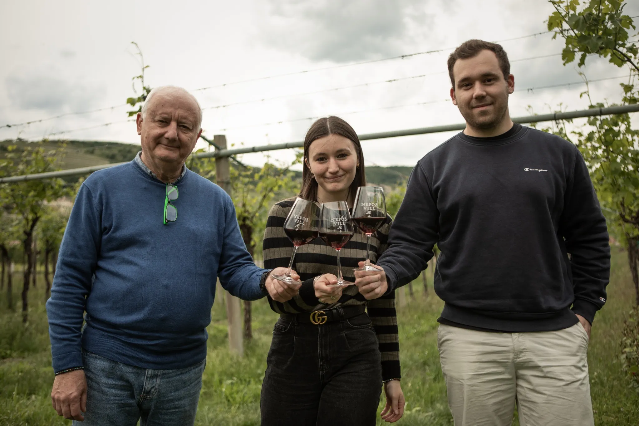 veneto-nepos-villae-family-with-wine.webp