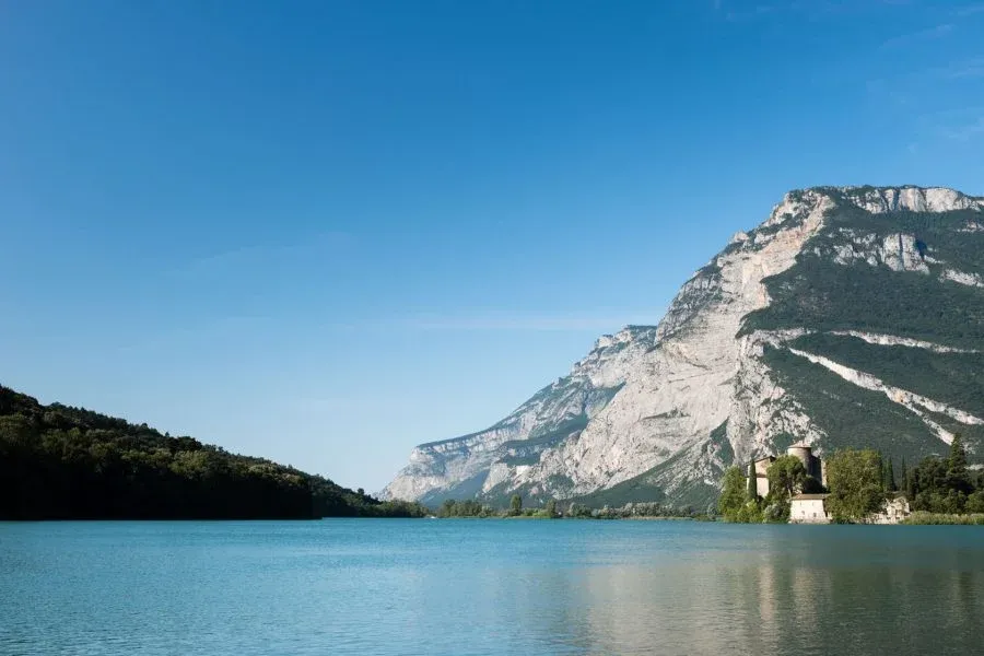 trentino-pisoni-panorama-lago-montagna.webp